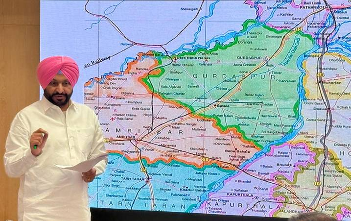 PIB_India's tweet photo. Historic Qadian-Beas Railway Line Project Revived After Nearly 100 Years: Union Minister of State @RavneetBittu 

39.68-km Broad-Gauge Corridor to be developed at an estimated cost of approximately ₹1,400 Crore

A major boost to connectivity, tourism and development in #Punjab

The project envisages the development of state-of-the-art railway infrastructure, including two crossing stations at Ghuman and Butala, Eleven major bridges and 121 minor bridges, Fifty-four Road Under Bridges (RUBs), Modern signalling and telecommunication systems and Deployment of Kavach, India's indigenous train collision avoidance system

Read here: https://t.co/EHjPpL4mcP 

@RailMinIndia