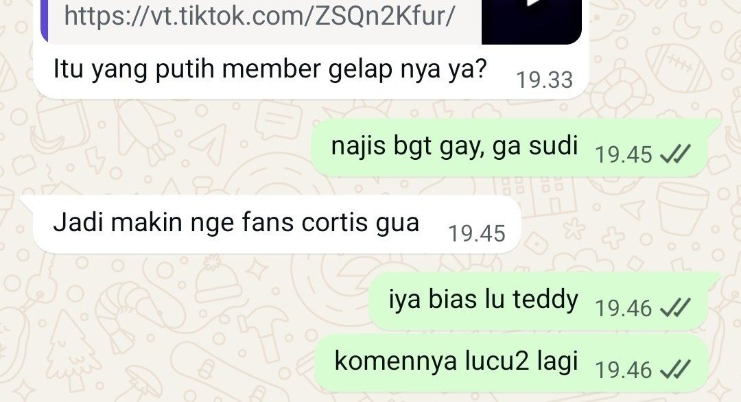 zaaskz's tweet photo. harusnya gue jawab ini yaa "gue member cortis, berarti lu nge fans sama gue juga dong. berarti lu suka sama gue?" EKKHHHH atleast masih bisa ngobrol pasti https://t.co/xFKXFRGGrQ