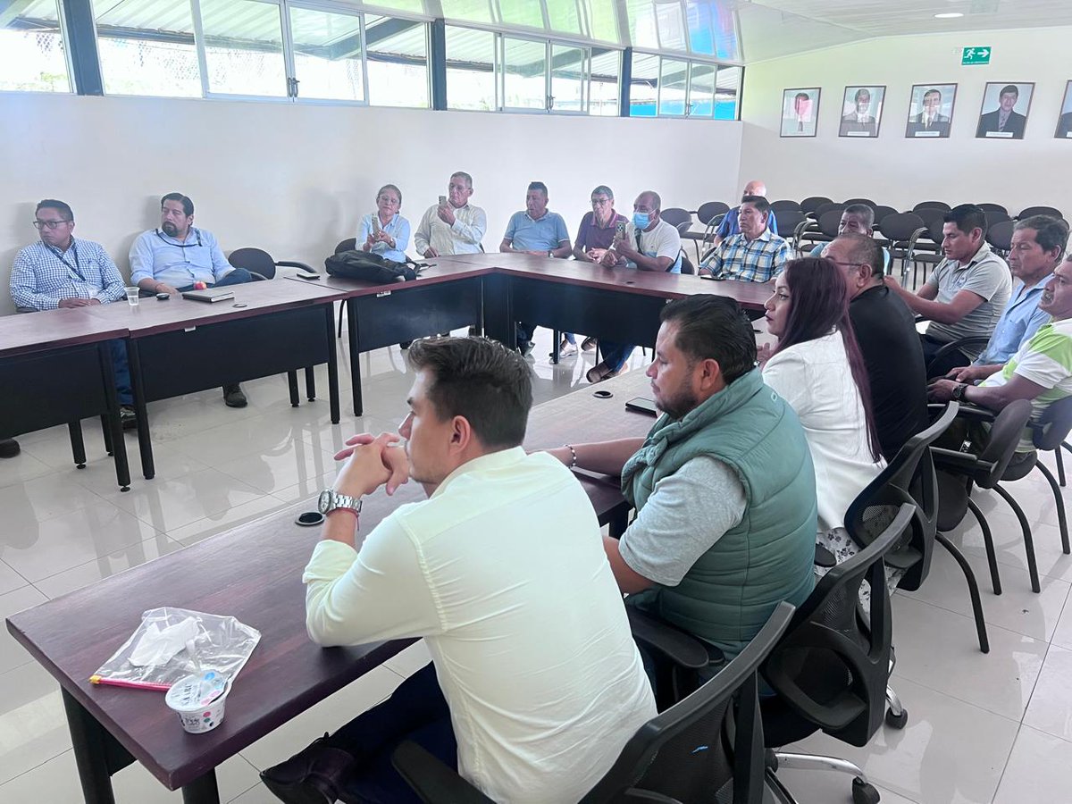 IESSPichincha's tweet photo. Escuchamos las necesidades de nuestros afiliados. 👂🏼📝

El @IESSPichincha, junto con autoridades municipales, escuchó las necesidades y requerimientos de 13 representantes de organizaciones del noroccidente de Pichincha del Seguro Social Campesino. 

✅ La meta:

Fortalecer el servicio y la calidad de la atención en nuestros dispensarios para el sector rural.

#IESSteCuida