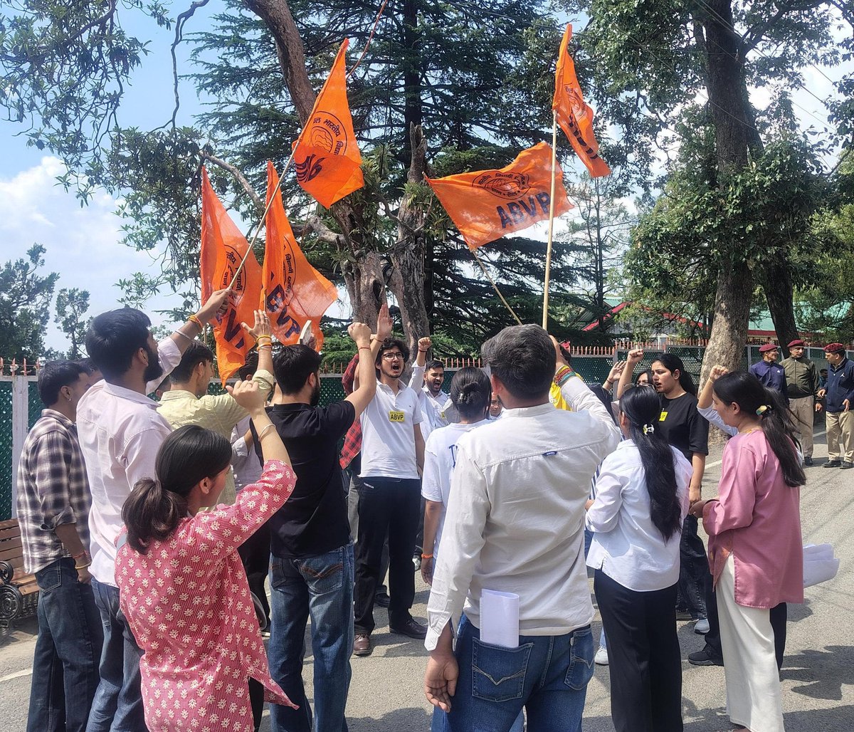 abvp4hpu's tweet photo. рдЖрдЬ рдЕрдЦрд┐рд▓ рднрд╛рд░рддреАрдп рд╡рд┐рджреНрдпрд╛рд░реНрдереА рдкрд░рд┐рд╖рджреН рд╣рд┐рдорд╛рдЪрд▓ рдкреНрд░рджреЗрд╢ рд╡рд┐рд╢реНрд╡рд╡рд┐рджреНрдпрд╛рд▓рдп рдЗрдХрд╛рдИ рджреНрд╡рд╛рд░рд╛ рдкреНрд░рджреЗрд╢ рд╕реНрддрд░реАрдп рдПрд╡рдВ рд╡рд┐рд╢реНрд╡рд╡рд┐рджреНрдпрд╛рд▓рдп рд╕реНрддрд░реАрдп рдорд╛рдВрдЧреЛ рдХреЛ рд▓реЗрдХрд░ рдзрд░рдирд╛ рдкреНрд░рджрд░реНрд╢рди рдХрд┐рдпрд╛ рдЧрдпрд╛ ред
#ABVPHPU https://t.co/csqnHLTBqj