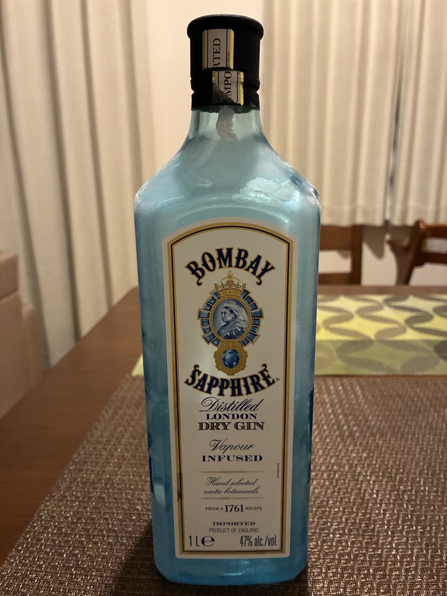 s_pt_runner's tweet photo. 久しぶりにジンのボンベイサファイアでジンライムを作って飲んでます🍸
柑橘系とスパイスの華やかな香りと味わいが心地よい☺️ https://t.co/zM2AOVEAtz