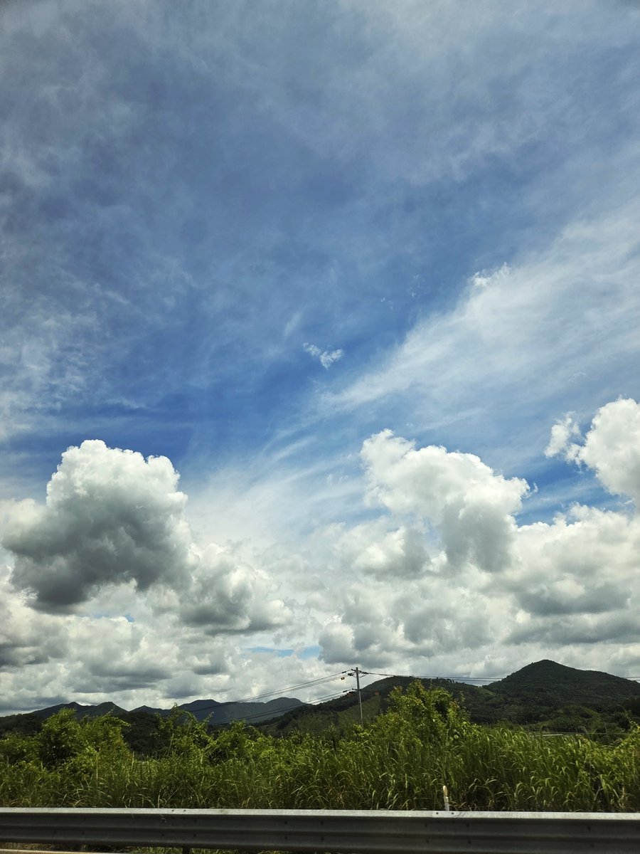 leeklein636's tweet photo. Enjoying the view on the road. The sky looked so beautiful.

#Scenery #SkyView #Sky https://t.co/jCZxr7bRO6