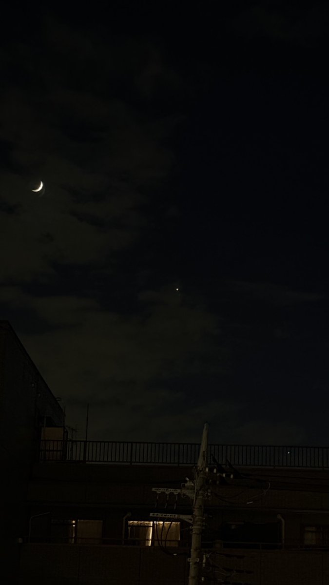 tetsuya_backsub's tweet photo. 先ほど帰宅して家に入ろうとしたとき、西の空を見たらきれいな三日月と明るい星が✨
左上の三日月から右下に向かって、金星と木星。写真には写っていませんが、さらに右下には水星もいるらしい✨ https://t.co/LNsjvneaAO