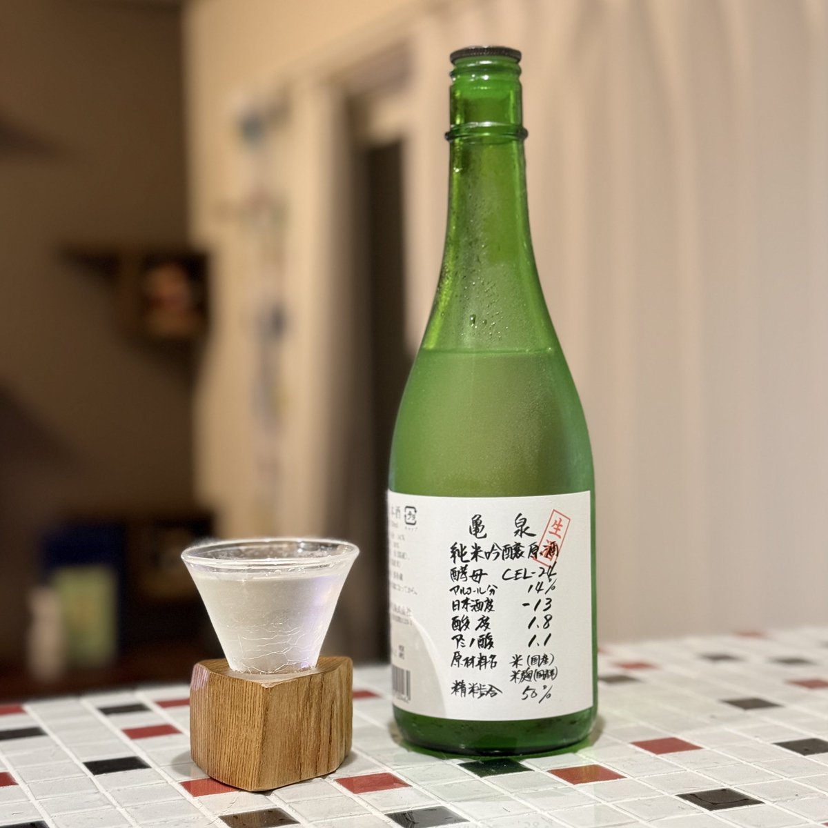 12thWhale's tweet photo. 『亀泉 純米吟醸 原酒生酒 CEL-24』

かずさん愛飲？の亀泉。行きつけの酒販店にあったのでお迎えしました。
甘さがすごい！スペック通り超絶濃醇で開栓から香りも味わいも開きまくってます。数日経ったら酸味が上がりそうな雰囲気なのでちょっと寝かせてみようかなと。楽しみ楽しみ。 https://t.co/EAybCLBBP2