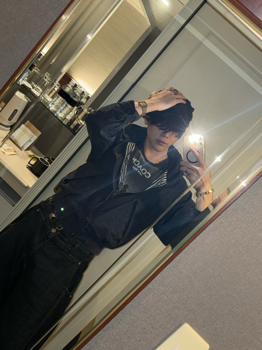 minisodeweno's tweet photo. w_h_y_weno on instagram!

Don’t ask me if it’s the same hat🫪🫪

#.WENOOTD #.outfitcheck #.RetroButMakeItMe #.VintageModeOn https://t.co/NH3dB9Tfil