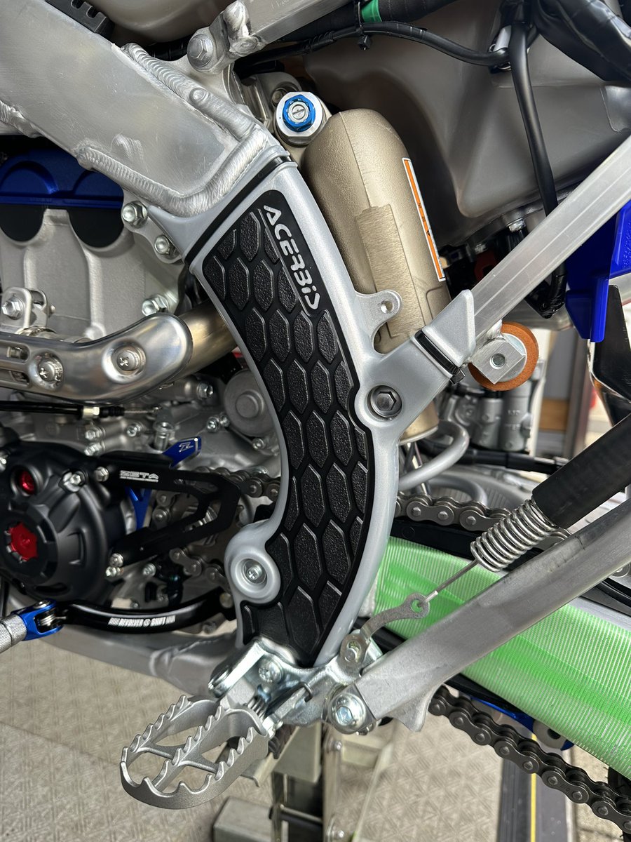 tmfz750's tweet photo. YZ250FXが新型エンジンになって油圧クラッチになるのは28年モデルからか😁

自分のはようやく今日エンジンかけれた🤣
フレームガードも付けれたし、これで走れる😆
#YZ250FX https://t.co/YZ54dyM8h1