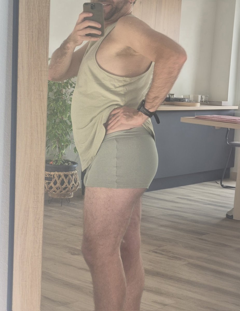 ChiboWamba's tweet photo. Mon combo préféré l'été : débardeur + sous-vêtement qui dessine bien mes cuisses et mes fesses. Trop sexy 😊
@FrenchiesButts @lingerieboyss #lingerie #sexy https://t.co/VSAqTErZx1