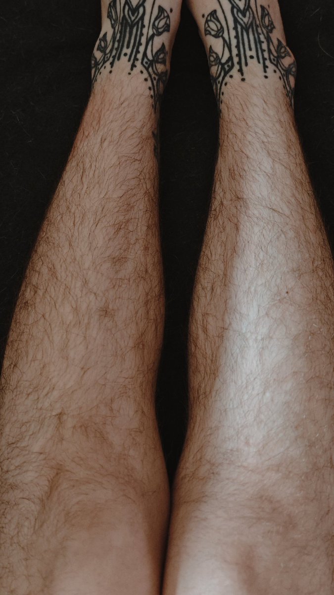 Susan_La_Yakak's tweet photo. Le mec ferait une syncope avec mes jambes alors (bien fait pour lui, ici on choque les z) https://t.co/3QHqqZUz8o