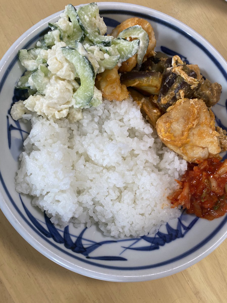 2022_more's tweet photo. 朝は納豆目玉焼き。
昼は胸肉ナス、ポテサラ。
夜は蕎麦、胸肉となすの甘酢漬け。
間食はお菓子、アイス。

ナスは油食べてるようなもの。

細々動いて細々連絡して細々やり残した1日。可能性が広がるばかりでタスクが減らない。
明日はやる事やって明後日は急ぎでないタスクを潰すか。

散歩、ボク(ry https://t.co/1Gq20vFBm1