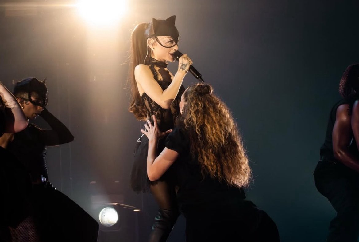 franmanifesto's tweet photo. which lesbian went to the es tour and took professional photos of the boy is mine https://t.co/wBoUefXsGo