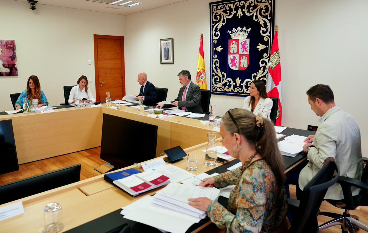 Cortes_CYL's tweet photo. 📸 Esta mañana se han celebrado en las Cortes de #CastillayLeón las reuniones de la Mesa y Junta de Portavoces. https://t.co/q4TPuzBN5n