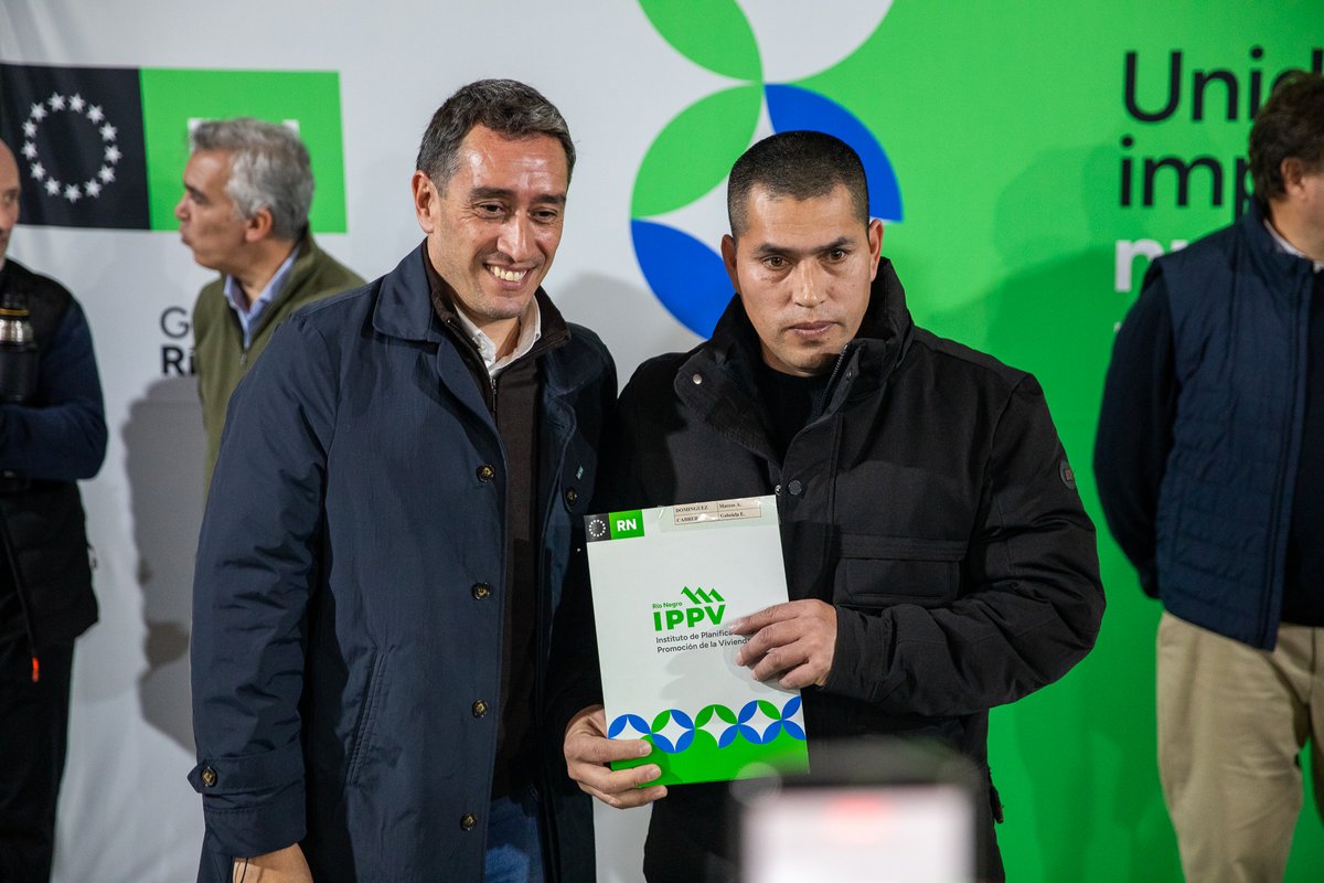 ippvrionegro's tweet photo. 🏡MÁS FAMILIAS RIONEGRINAS CON LA SEGURIDAD DE SU HOGAR

EL Gobierno Provincial entregó títulos de propiedad a familias de Viedma, en el marco del plan de regularización que lleva adelante IPPV.

¡Felicitaciones a todos los vecinos!💚 https://t.co/eroeC2q0Rx