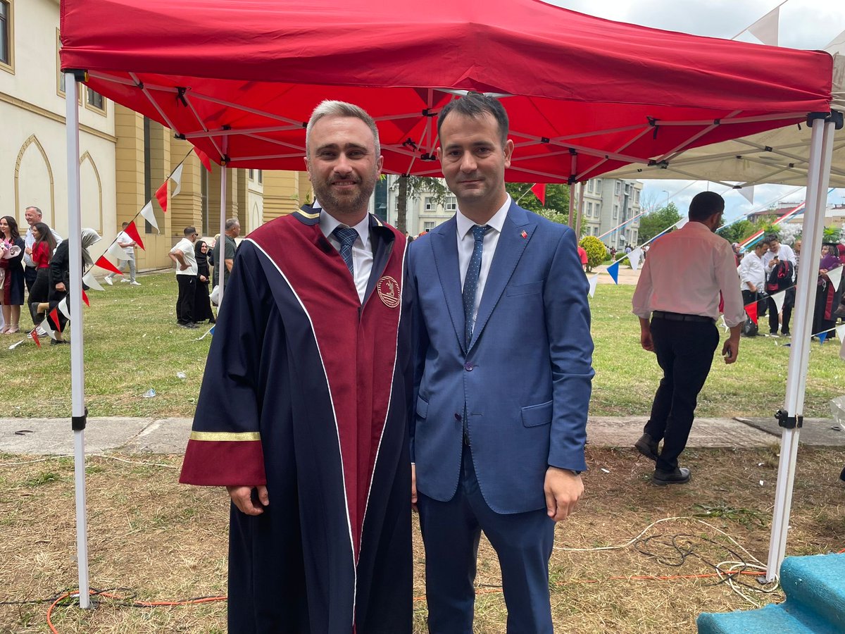 ebubekirayrnci's tweet photo. Ondokuz Mayıs Üniversitesi Mustafa Kemal Güneşdoğdu Kampüsünde gerçekleştirilen İletişim Fakültesi Mezuniyet Töreninde bulunmaktan büyük mutluluk duydum. Mezun olan öğrenci kardeşlerime bundan sonraki hayatlarında başarılar diliyorum. Törende emeği geçen hocalarıma teşekkür ediyorum.  @uniondokuzmayis @dronusen