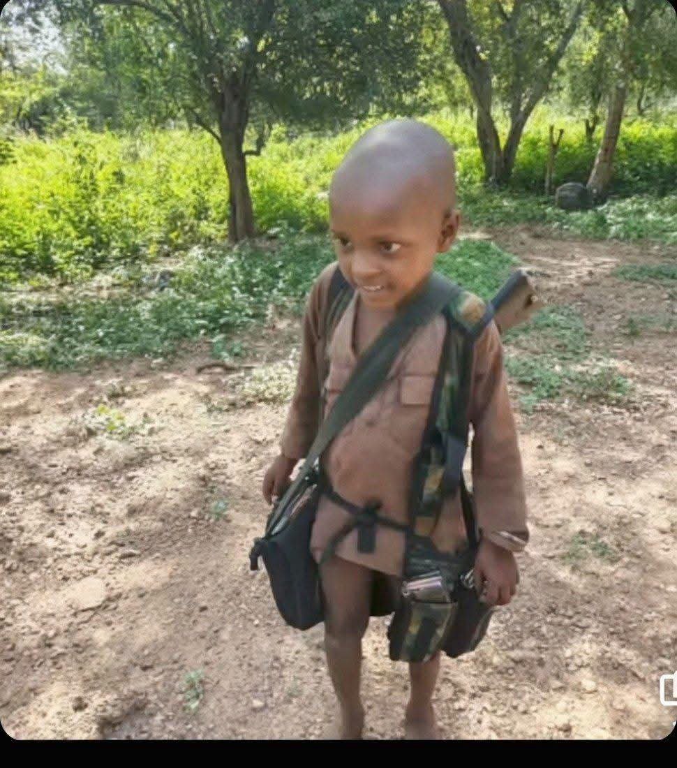 Rise_Forge's tweet photo. If I had the opportunity to capture this little boy - I would volunteer to adopt him.

Then send him to school for a better future

I am not happy seeing him this way, he should be in school with his mates.
He's a victim.
 Although if I jam am for bush and e dey point riffle my direction I go light am before him go light me.