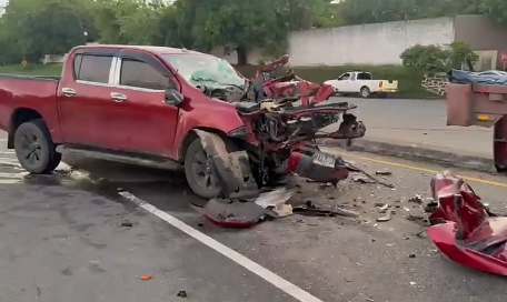 ChtvH3124's tweet photo. #NOTICAS #CHTV
👉¡Aparatoso accidente en la CA-5! Una persona queda atrapada entre hierros tras choque con rastra en Río Lindo
Una persona resultó gravemente afectada tras quedar atrapada entre los amasijos de hierro de un vehículo tipo pickup, luego de un fuerte accidente de tránsito registrado este día en la carretera CA-5, a la altura de Río Lindo, Santa Cruz de Yojoa, en el departamento de Cortés.
El incidente ocurrió cuando el pickup colisionó con una pesada rastra, provocando severos daños en la estructura del vehículo liviano y dejando a uno de sus ocupantes atrapado entre los restos de metal retorcido. Equipos de rescate se desplazaron al lugar para realizar las labores de liberación y brindar atención de emergencia a la víctima.