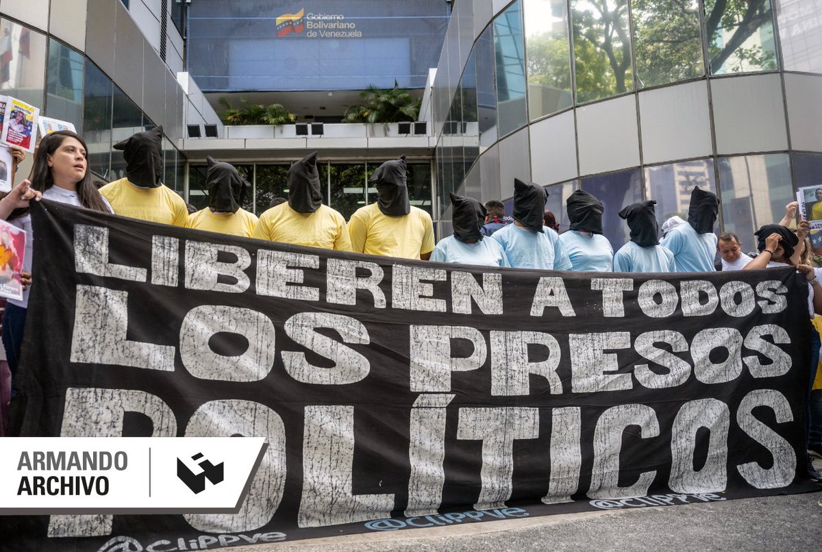 ArmandoInfo's tweet photo. Los prisioneros políticos que pasaron por la casa de Colinas de Santa Mónica controlada por el Sebin permanecieron con los ojos vendados y esposados la mayor parte de su estadía 
📍https://t.co/kO0hpINWqw https://t.co/DuwVX5YT6A