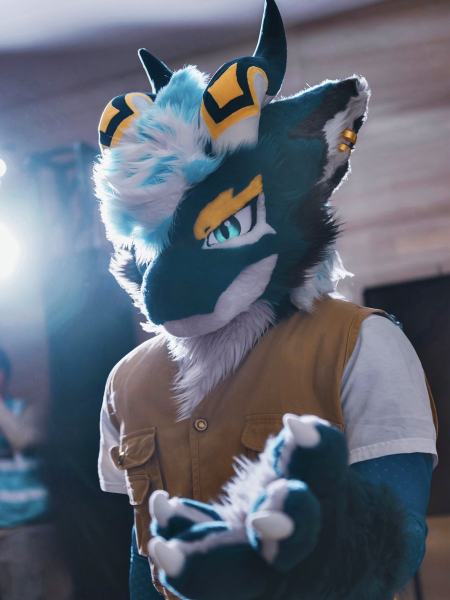 Bruck363's tweet photo. Look deeply into my eyes🌟

📸@Max_Turbo_Wolf 

#Dragon #FursuitEveryday 
#Furward #Nikon https://t.co/vby90fVCoc