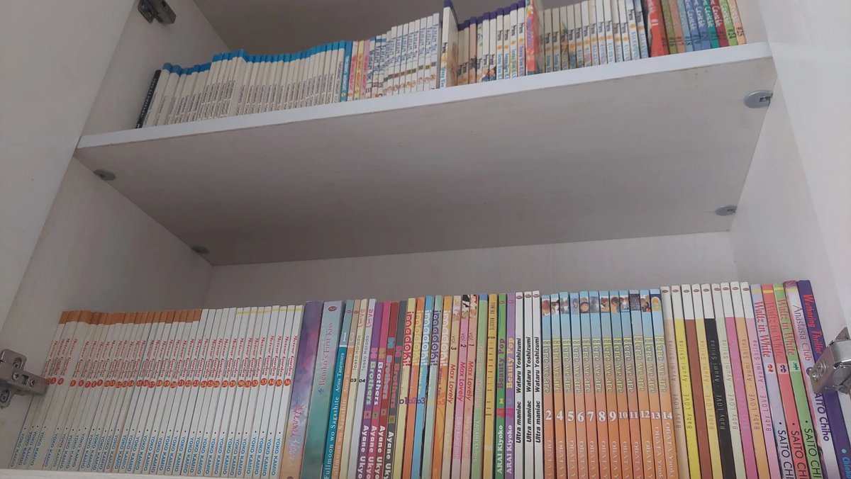 keluhkesahkonoh's tweet photo. Sy pernah buang komik sebanyak ini.
Rasanya kaya buang separuh jiwa 🥲 ini komik2 yang sy kumpulin dari kelas 5 SD sampai sy usia 38 tahun. Jumlahnya hampir 1000 pcs. Akhirnya harus sy lepas di harga sangat rendah karena sy harus pindah rumah dan ga ada tempat untuk simpan. 

Nangis waktu sy harus buang, rasanya marah sekali sama keadaan. Pindah2 rumah benar2 mengajarkan sy untuk melepaskan keterikatan sy sama barang 🥲

Dulu komik itu ky jati diri sy 😄 sy sangat introvert, punya teman hanya sedikit. Setiap pulang sekolah selalu mampir warung komik dekat sekolah, cek komik terbitan baru. Biasanya seminggu sekali ada yang terbit. Kalo ga terlalu suka serinya, sy sewa. 

Kalo suka dan bisa baca berkali2, sy beli. ky gitu bertahun2. Sering mampir jg ke rumah tmn sesama otaku buat tuker2an baca komik yang sy ga punya. Saking ga ada tmn yg sehobi, sy sampai nyari tmn otaku di forum gameindo 😂

Eh perjalanan komik sy bukan dr kelas 5, dari SAILORMOON, berarti kelas 3 SD. Jadi inget sebelum ada HP sebelum tidur sy baca komik sampai ngantuk. Pas SD, sy rajin nulis list komik di buku tulis 😄 lalu karena komik sy sejibun, ada tmn2 yg suka pinjem. 

ada yang ga balikin pula. Kzl bgt tp dl sy blm segalak emak2 🤧 itu tuh yg bikin serinya bolong. Sempet obses jg gambar2 ala manga, tp skill segitu aja jd ga pernah gimana2 bagus.

Kayanya anak2 sy yg gen Alpha gatau, kalo gada HP dan komputer ngapain? ya ini.... ngurutin komik, terus sepedaan ke rumah tetangga, baca komik di rumah tetangga 😂 Sepedaan lagi keliling komplek. malam2 nonton film di rcti. bikin pr/belajar buat ulangan, terus tidur. Ada masanya main barbie seharian.

ada masanya main masak2an kumpulin batu sama bunga di halaman. Nungguin abang es krim / kue putu lewat. sore2 main badminton di depan rumah yg bisa ketiup angin ato kecemplung got koknya.

Hari minggu nungguin doraemon, lalu disuruh sekolah minggu 🙃 dulu masih ada oma, pagi2 dia udah pergi taichi lalu pulang2 bawa jajanan pasar. Siang2 mba aku suka masak ayam kuning / sayur asem / tempe goreng / chicken katsu / ikan kembung. 

Karena aku rewel makannya, aku tumbuh besar hampir tiap hari makannya itu2 aja. Kalo nganggur selain baca komik ya baca koran, dl langganan kompas&suara pembaruan/bobo/femina😂 A very happy and peaceful childhood indeed. Aku bersyukur untuk itu 🥲 kangen

cc:threadcatataningrid