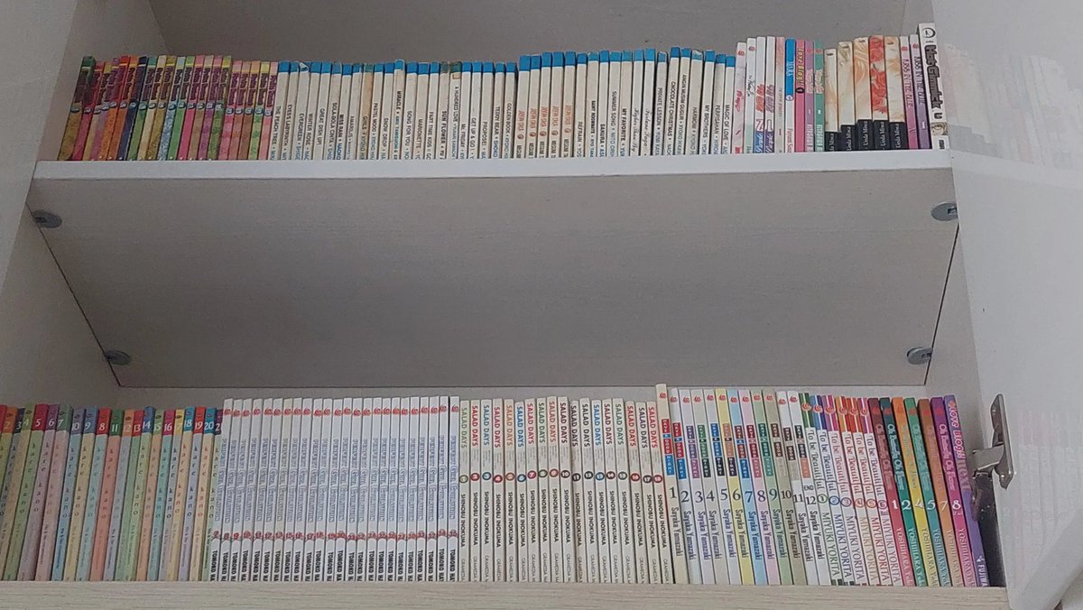 keluhkesahkonoh's tweet photo. Sy pernah buang komik sebanyak ini.
Rasanya kaya buang separuh jiwa 🥲 ini komik2 yang sy kumpulin dari kelas 5 SD sampai sy usia 38 tahun. Jumlahnya hampir 1000 pcs. Akhirnya harus sy lepas di harga sangat rendah karena sy harus pindah rumah dan ga ada tempat untuk simpan. 

Nangis waktu sy harus buang, rasanya marah sekali sama keadaan. Pindah2 rumah benar2 mengajarkan sy untuk melepaskan keterikatan sy sama barang 🥲

Dulu komik itu ky jati diri sy 😄 sy sangat introvert, punya teman hanya sedikit. Setiap pulang sekolah selalu mampir warung komik dekat sekolah, cek komik terbitan baru. Biasanya seminggu sekali ada yang terbit. Kalo ga terlalu suka serinya, sy sewa. 

Kalo suka dan bisa baca berkali2, sy beli. ky gitu bertahun2. Sering mampir jg ke rumah tmn sesama otaku buat tuker2an baca komik yang sy ga punya. Saking ga ada tmn yg sehobi, sy sampai nyari tmn otaku di forum gameindo 😂

Eh perjalanan komik sy bukan dr kelas 5, dari SAILORMOON, berarti kelas 3 SD. Jadi inget sebelum ada HP sebelum tidur sy baca komik sampai ngantuk. Pas SD, sy rajin nulis list komik di buku tulis 😄 lalu karena komik sy sejibun, ada tmn2 yg suka pinjem. 

ada yang ga balikin pula. Kzl bgt tp dl sy blm segalak emak2 🤧 itu tuh yg bikin serinya bolong. Sempet obses jg gambar2 ala manga, tp skill segitu aja jd ga pernah gimana2 bagus.

Kayanya anak2 sy yg gen Alpha gatau, kalo gada HP dan komputer ngapain? ya ini.... ngurutin komik, terus sepedaan ke rumah tetangga, baca komik di rumah tetangga 😂 Sepedaan lagi keliling komplek. malam2 nonton film di rcti. bikin pr/belajar buat ulangan, terus tidur. Ada masanya main barbie seharian.

ada masanya main masak2an kumpulin batu sama bunga di halaman. Nungguin abang es krim / kue putu lewat. sore2 main badminton di depan rumah yg bisa ketiup angin ato kecemplung got koknya.

Hari minggu nungguin doraemon, lalu disuruh sekolah minggu 🙃 dulu masih ada oma, pagi2 dia udah pergi taichi lalu pulang2 bawa jajanan pasar. Siang2 mba aku suka masak ayam kuning / sayur asem / tempe goreng / chicken katsu / ikan kembung. 

Karena aku rewel makannya, aku tumbuh besar hampir tiap hari makannya itu2 aja. Kalo nganggur selain baca komik ya baca koran, dl langganan kompas&suara pembaruan/bobo/femina😂 A very happy and peaceful childhood indeed. Aku bersyukur untuk itu 🥲 kangen

cc:threadcatataningrid