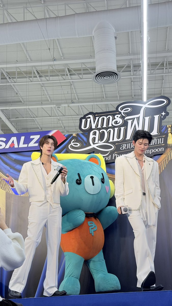 Salz_thailand's tweet photo. เจ้าหมีเขียวดุ๊กดิ๊กอยู่หลังพ่อพ่อกับท่านปอนด์ครับ✨

#SalzSystemaxPPPFamily #PondPhuwinPermpoon 
#PondPhuwin #Permpoon #SALZThailand https://t.co/MJfQoi93Ez