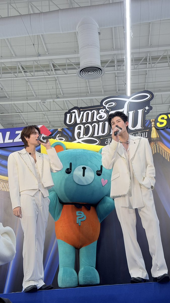 Salz_thailand's tweet photo. เจ้าหมีเขียวดุ๊กดิ๊กอยู่หลังพ่อพ่อกับท่านปอนด์ครับ✨

#SalzSystemaxPPPFamily #PondPhuwinPermpoon 
#PondPhuwin #Permpoon #SALZThailand https://t.co/MJfQoi93Ez