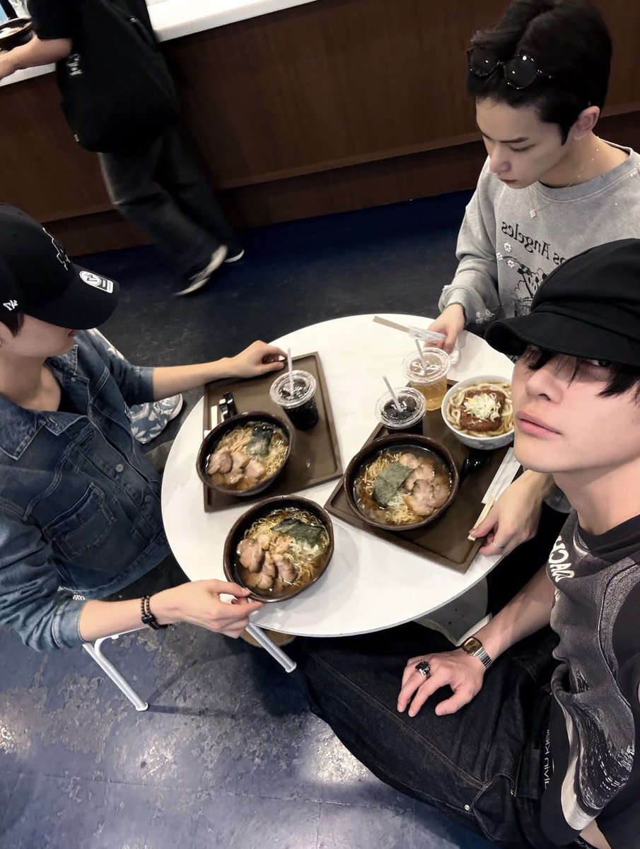 klddot_o's tweet photo. 최근 하루라쭈 가족력 너무 높지 않나 https://t.co/b3cHB7pVw3