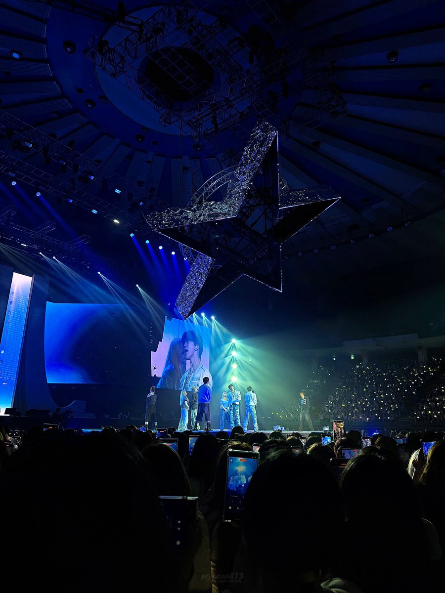 mymini813's tweet photo. I.D.O.L 무대에 맞추어서 내려오는 
스타 연출 넘 좋음....... https://t.co/EJv8J9jU3q