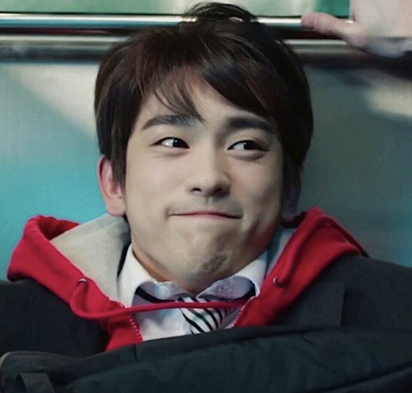Jinyoungbase's tweet photo. Park Jinyoung once shared which of his characters he thinks suits him best during an interview with GQ Korea.

“A mixture of Lee Ahn and Han Jae Hyun? I’m not really airheaded like Lee Ahn, but I’m not really smart like Han Jae Hyun. Also, I’m not as serious as Han Jae Hyun, and I’m not as sociable as Lee Ahn. 
I guess I’m somewhere in the middle—between sociable and unsociable.”
