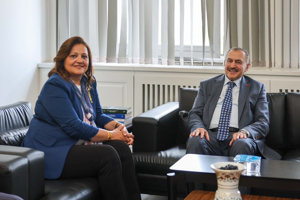 burcukoksal03's tweet photo. Hemşehrimiz, Orman ve Su İşleri Eski Bakanımız Prof. Dr. Veysel Eroğlu, Adalet ve Kalkınma Partisi Afyonkarahisar İl Kadın Kolları Başkanımız Hülya Kalaycı, İl Gençlik Kolları Başkanımız Mehmet Emin İntepe, Merkez İlçe Başkanımız Halit Özdemir ve Hüseyin Ceylan Uluçay’ı belediyemizde ağırladık.
Nazik ziyaretleri için teşekkür ediyorum