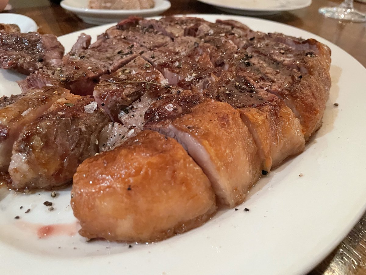 goka_potyomukin's tweet photo. 日本有数のビステッカ（ステーキ）とラム。やっぱり銀座で肉食べるならここか https://t.co/UpJkmaakKm