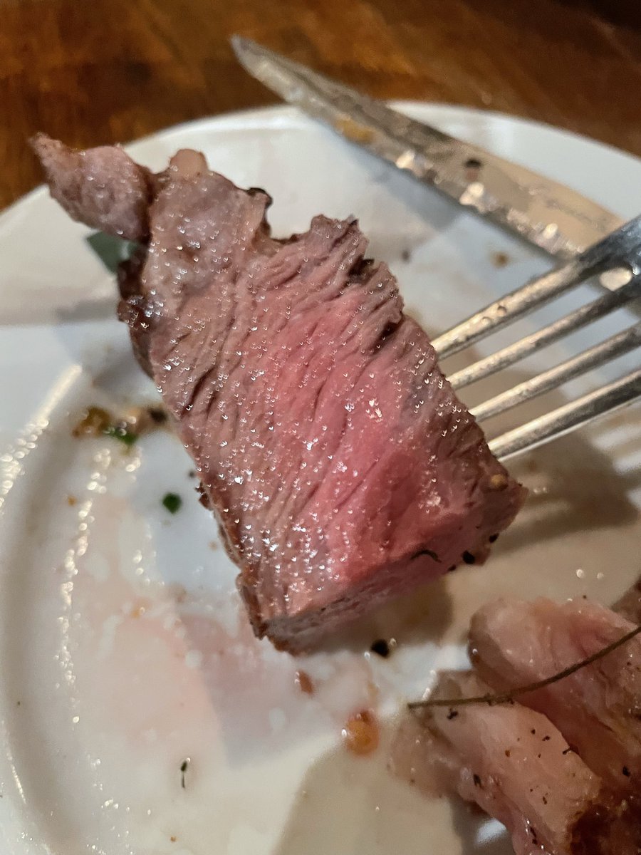goka_potyomukin's tweet photo. 日本有数のビステッカ（ステーキ）とラム。やっぱり銀座で肉食べるならここか https://t.co/UpJkmaakKm