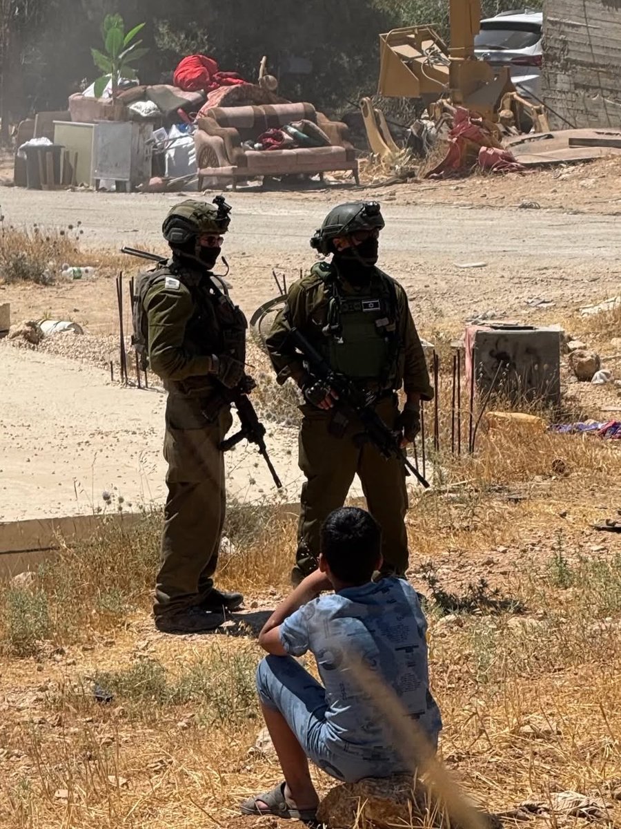 LevantWire's tweet photo. Palestinian children watched as Israeli soldiers demolished their homes. https://t.co/YXB6IceWPW