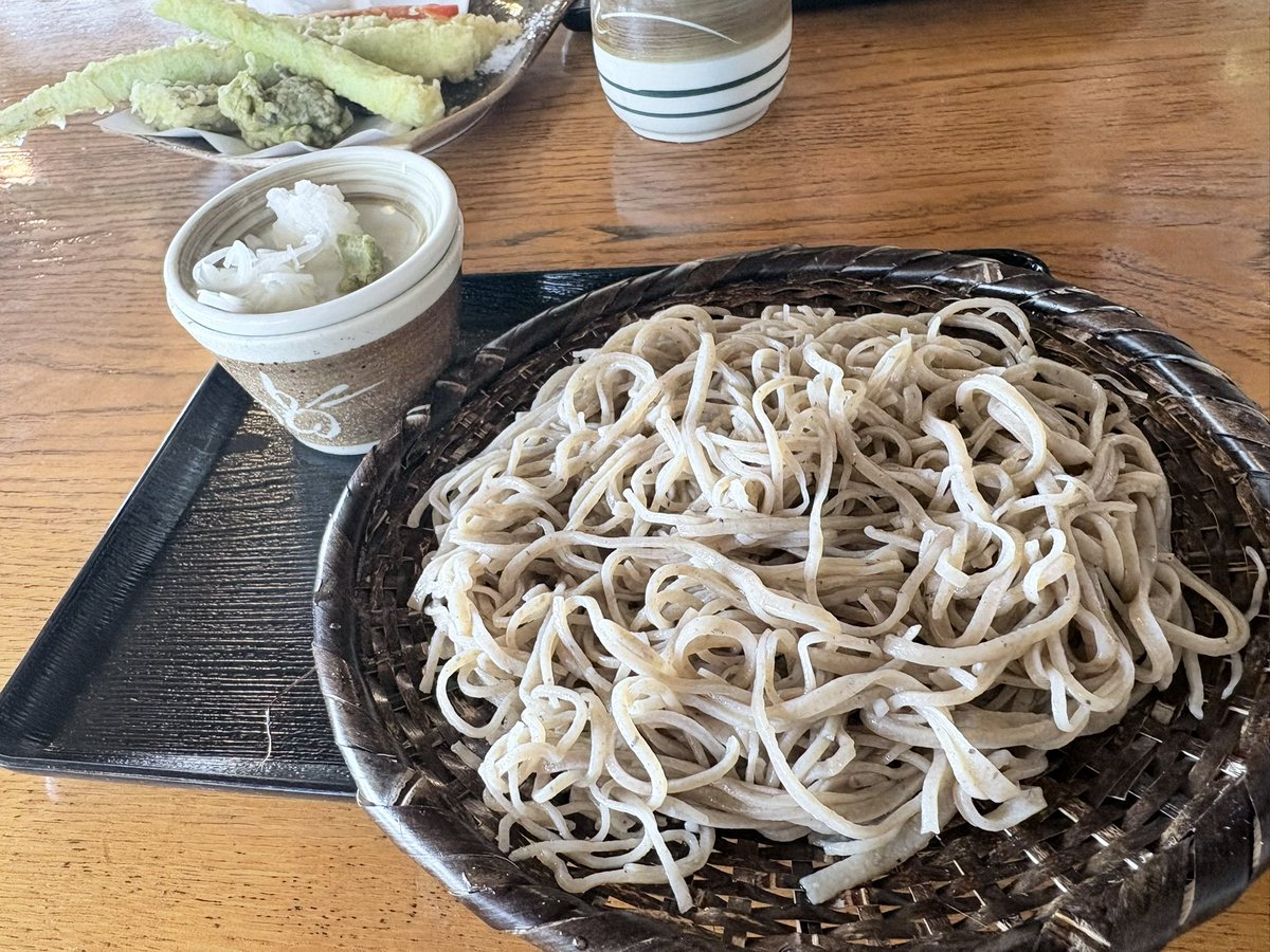 nnn_unn's tweet photo. 長野への旅行で、夜は肌寒いかな？と
こちらを持っていきまして。

後ろを見て、「 え… もう10年前… 😮」
でも質がいいから、今も心地よく着れる🩶
さすが日本の女の暮らし！🍵

Emiさん、10周年🎉  @nakamura_emi https://t.co/q11IdTC6Ds
