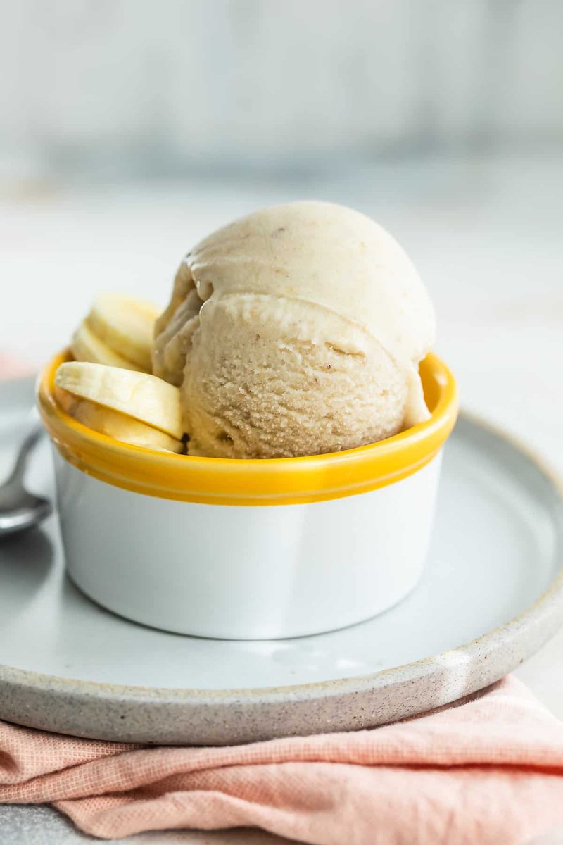 Diethood's tweet photo. This homemade banana frozen yogurt recipe blends ripe bananas with yogurt to create a smooth, creamy soft-serve #dessert with only 3 ingredients! #summerbod  #FoodMood #recipe 👉 https://t.co/PKRCwPC8os https://t.co/6llYucyCbK