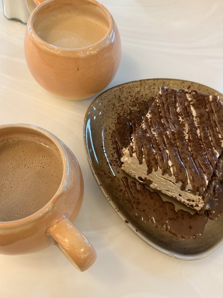 kajolmanshad's tweet photo. random dessert dose is such a thing https://t.co/ktRJFdgker