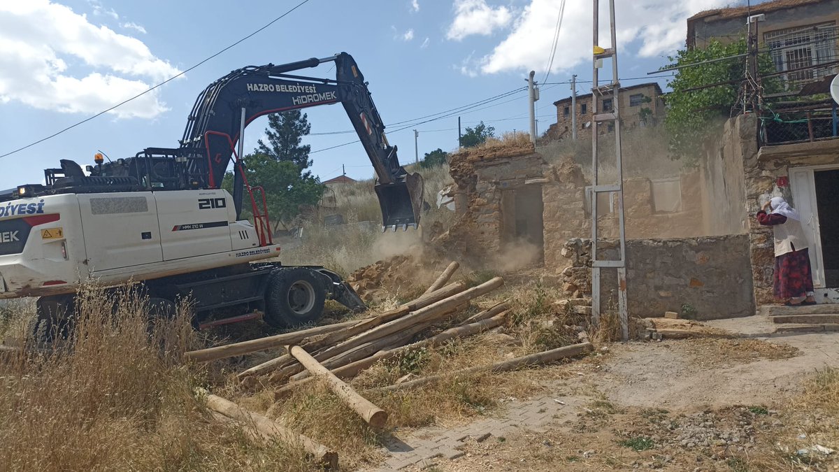 hazrobld's tweet photo. Camii Mahallemizde bulunan, metruk durumda olan ve çevre güvenliği açısından risk oluşturan yapı, belediye ekiplerimiz tarafından kontrollü ve güvenli bir şekilde yıkılmıştır.

Vatandaşlarımızın can ve mal güvenliğini korumaya yönelik çalışmalarımız aralıksız devam etmektedir.

#hazrobelediyesi #hizmetleheranyanınızdayız