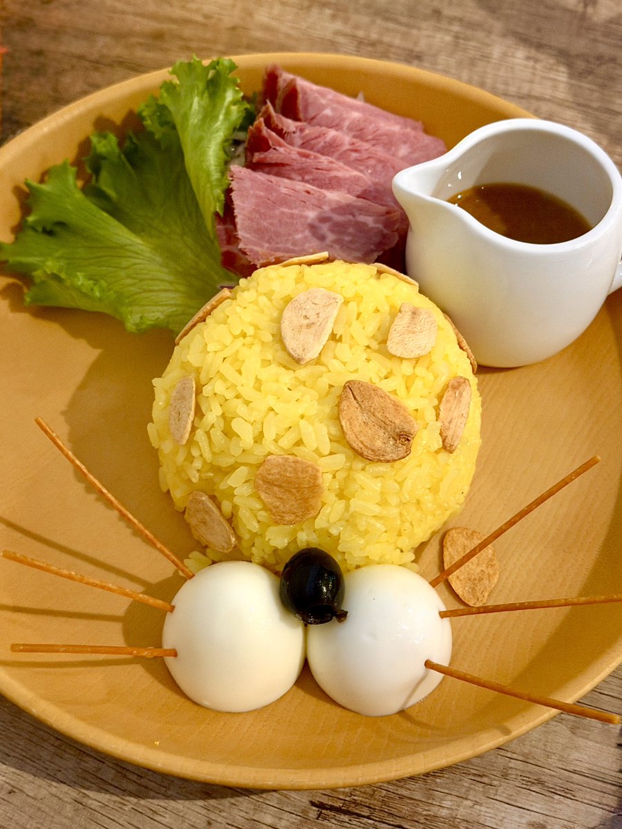pentolo's tweet photo. こちらは先日行って来たドラクエカフェ

こん棒肉とラム肉うまかった！！

なお、ぺんとさんはドラクエをした事がない(^p^)ミリしら過ぎる https://t.co/FdlaBUDwvr