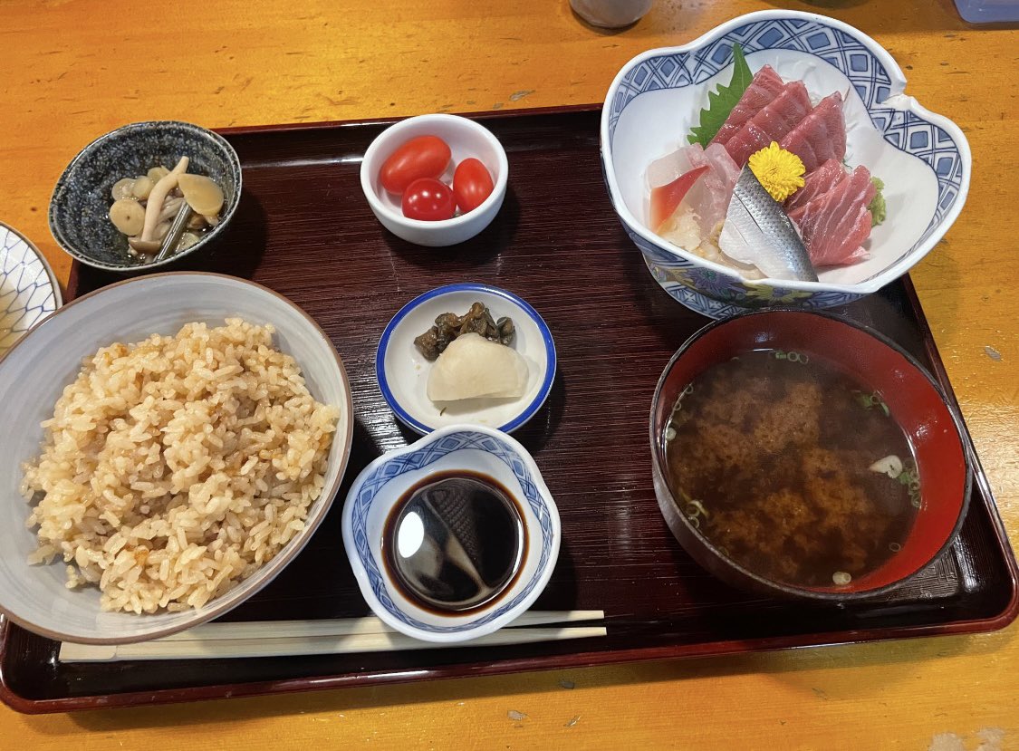 ZqZG3oalUqyFZR7's tweet photo. 皆さまお待ちかね、神田の尾張家です。

おでん屋なので、おでんが美味しいのは当然として、刺身がめちゃ美味いので、単品追加必須。

鮮度が良くて、おでん屋に来たことを一瞬忘れます。

そしてトマトの糖度が異常で、「本当にトマトですか？」と聞きたくなる甘さ。

どこのトマトなんやろ🧐 https://t.co/5gWlUIvkzs