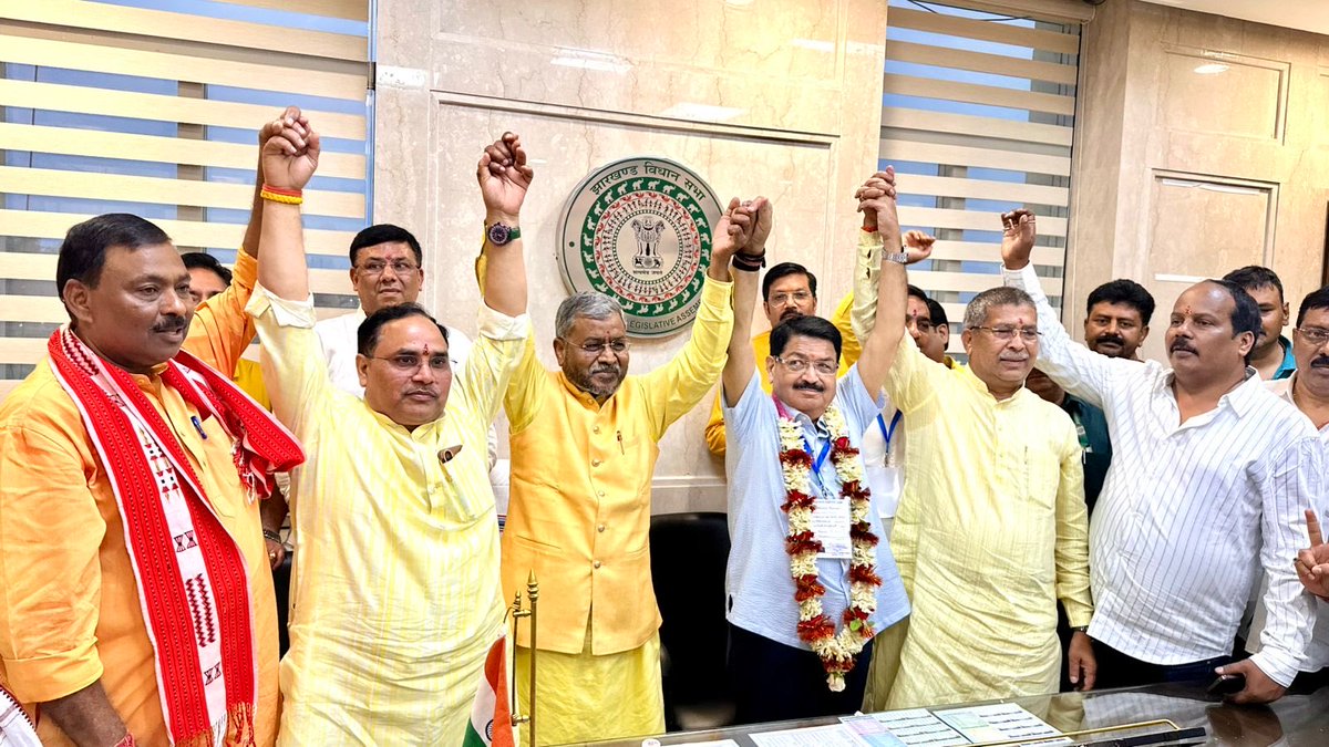 bjpkarmveer's tweet photo. आज झारखंड विधानसभा में झारखंड राज्यसभा चुनाव में #एनडीए समर्थित प्रत्याशी #श्री_परिमल_नाथवानी जी को प्रचंड विजय प्राप्त होने पर प्रदेश अध्यक्ष श्री आदित्य साहू जी व नेता प्रतिपक्ष श्री बाबूलाल मरांडी जी के साथ हार्दिक बधाई एवं शुभकामनाएं दी।

#भारत_माता_की_जय https://t.co/YAk1y3f6mT