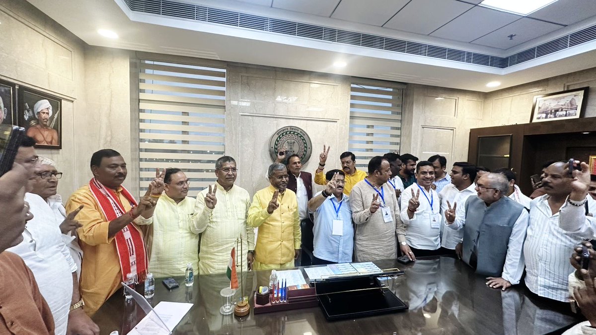 bjpkarmveer's tweet photo. आज झारखंड विधानसभा में झारखंड राज्यसभा चुनाव में #एनडीए समर्थित प्रत्याशी #श्री_परिमल_नाथवानी जी को प्रचंड विजय प्राप्त होने पर प्रदेश अध्यक्ष श्री आदित्य साहू जी व नेता प्रतिपक्ष श्री बाबूलाल मरांडी जी के साथ हार्दिक बधाई एवं शुभकामनाएं दी।

#भारत_माता_की_जय https://t.co/YAk1y3f6mT