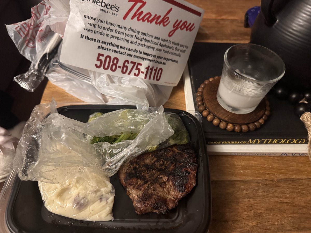 DeJesus0311's tweet photo. @Applebees your people had one job. They really left my food in a bag. https://t.co/Yz0hXXYC69