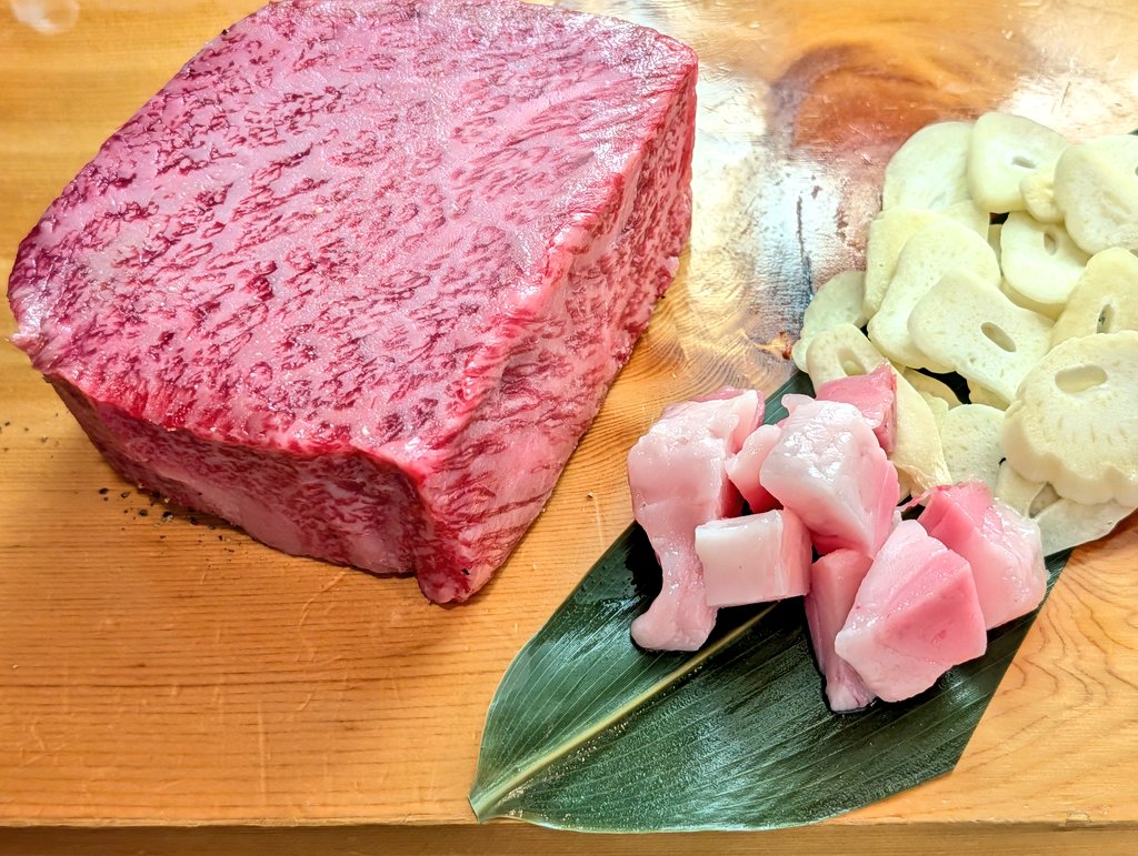 steak_serika's tweet photo. この肉、焼く前から反則です。
厚み。
サシ。
にんにく。
鉄板に乗せた瞬間、空気が変わります。
#宇都宮グルメ #鉄板焼き #ステーキ #黒毛和牛 #ステーキ世里花 https://t.co/iWg7zAQZ9B