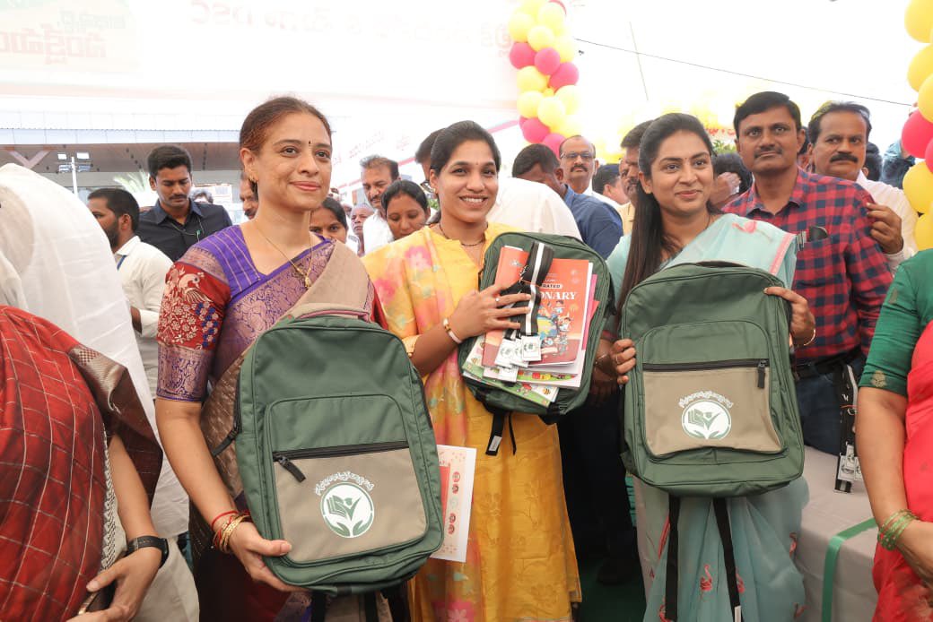 IamDrLakshmiG's tweet photo. కార్యకర్తలు పెద్ద ఎత్తున హాజరయ్యారు.

రాష్ట్రంలో గత రెండేళ్లుగా అమలవుతున్న అభివృద్ధి, సంక్షేమ కార్యక్రమాలను ప్రజల్లోకి తీసుకెళ్లే దిశగా ఈ విజయోత్సవ సభ విజయవంతంగా నిర్వహించబడింది.(3/3)

#2YrsOfTrustDevelopmentWelfare #2YearsOfProgress #PublicService #NaraChandrababuNaidu https://t.co/JQHyN5EkjW