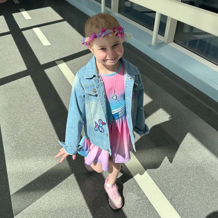 TheJimmyFund's tweet photo. “Watching our daughter endure leukemia treatment has been heartbreaking. Yet through it all, Bella has shown extraordinary strength,” shared her parents. Diagnosed at 5 with B-cell acute lymphoblastic leukemia, Bella is now in remission. Support kids like Bella by purchasing a tote featuring her artwork at @HomeGoods or @Homesense_US through June 27.
