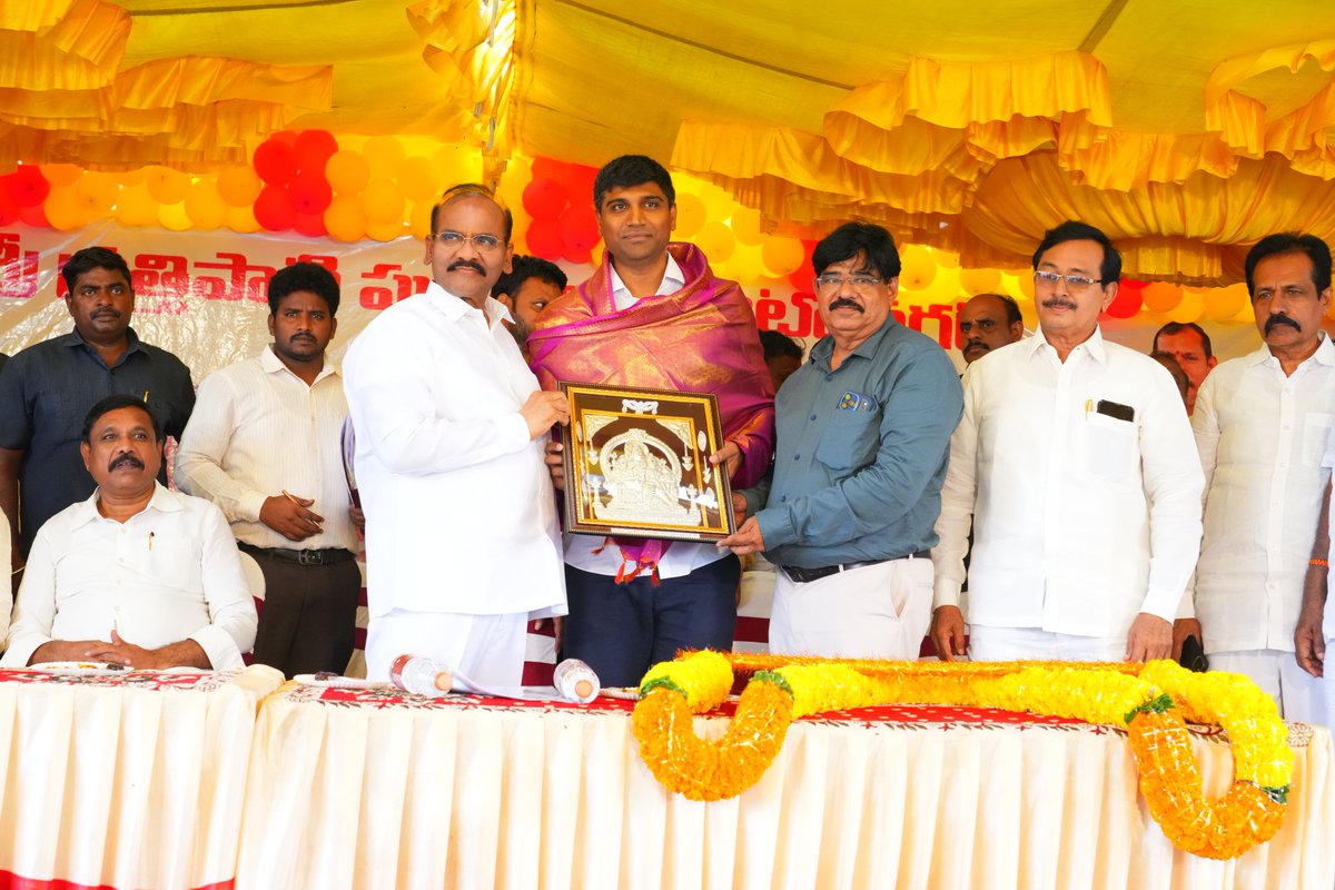 SriKrishnaLavu's tweet photo. చిలకలూరిపేటలోని పోతవరం వద్ద 'ప్రత్తిపాటి పుల్లారావు' ఆటో నగర్ను.. స్థానిక శాసనసభ సభ్యులు ప్రత్తిపాటి పుల్లారావు గారితో కలిసి ప్రారంభించడం జరిగింది.
#LavuSrikrishnadevarayalu #PrattipatiPullaRao #NarasaraopetMP #Chilakaluripet #AutoNagar #Palnadu https://t.co/rdxRdNAIyt
