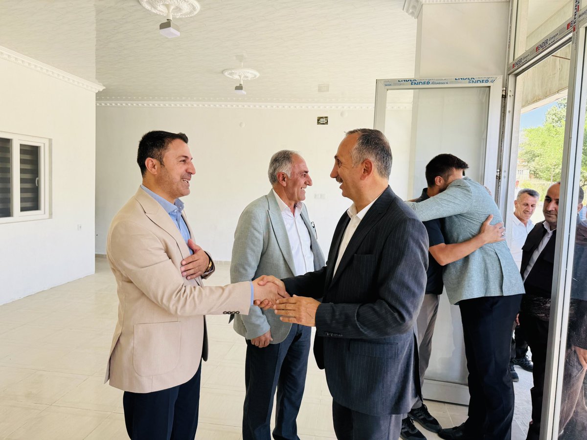 abdurahimAKGNDZ's tweet photo. 📍AK Parti Derecik İlçe Başkanlığı…

Şemdinli Belediye Başkanımız, geçmiş dönem İlçe Başkanımız ve Belediye Başkanımız ile beraberindeki heyeti İlçe Başkanlığımızda ağırladık.

Nazik ziyaretleri ve samimi sohbetleri için kendilerine teşekkür ediyor, Rabbim birlik ve beraberlik içerisinde ilçelerimize nice hayırlı hizmetler yapmayı hepimize nasip etsin inşallah.

@RTErdogan
@Akparti
@abuyukgumus
@MustafaAlkayis
@byildiz63
@KayaZeydin 
@sakar_fahri 
@TahirSakli 
@Salihinann