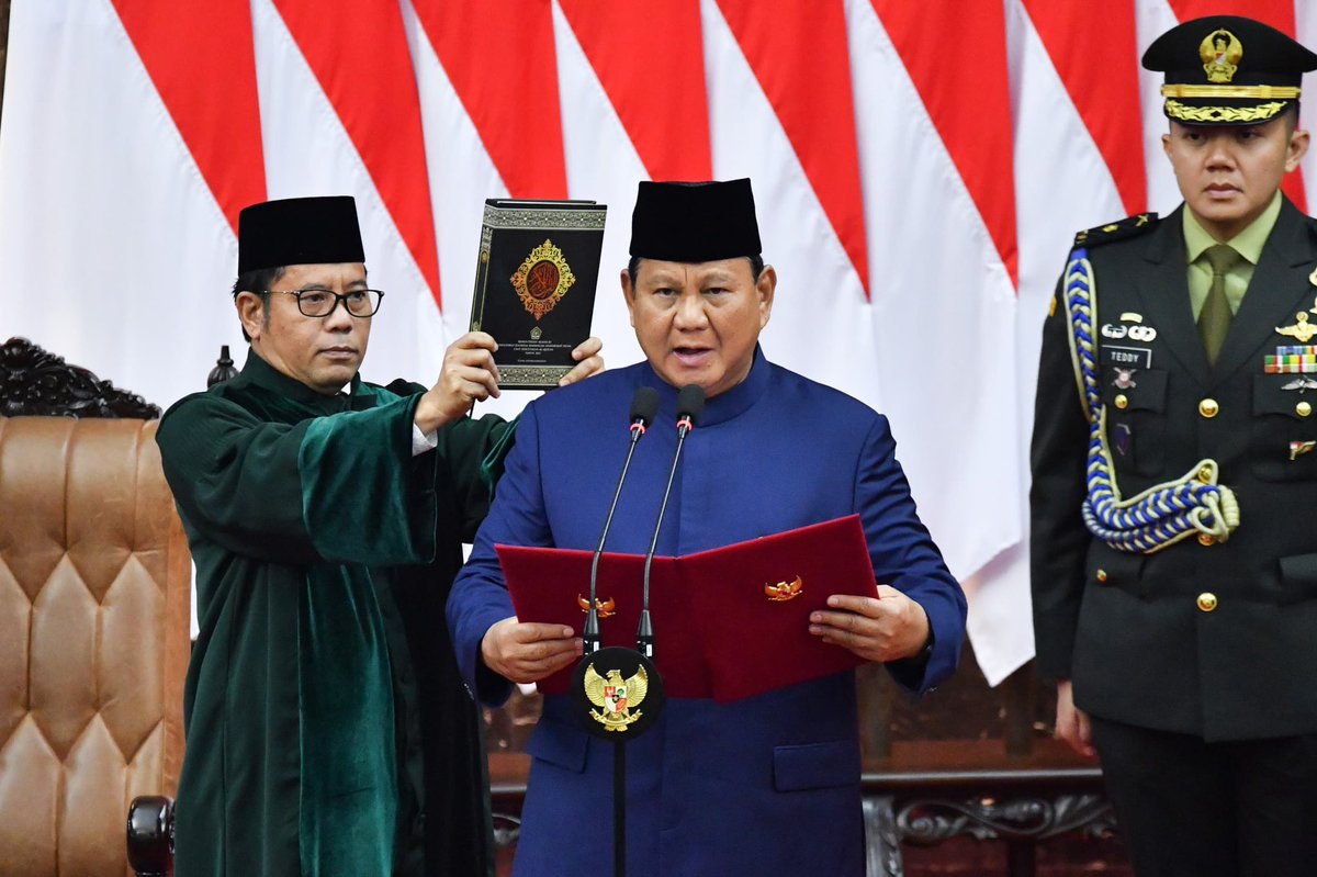 scenestera's tweet photo. Indonesia’s biggest loss:

Saat beliau dilantik jadi presiden. https://t.co/Af9p9626jw