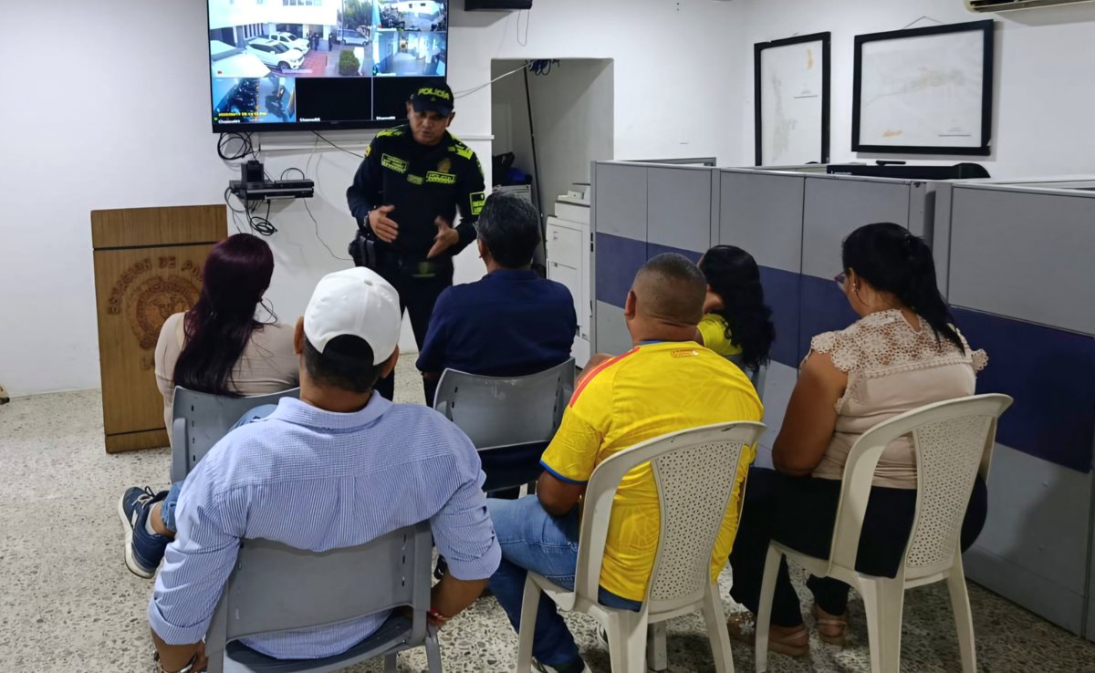 PoliciaDECOR's tweet photo. 📍#Lorica | Desarrollamos una importante jornada de acercamiento comunitario, orientada a fortalecer la convivencia, la participación ciudadana y la #Seguridad .
Durante la actividad se destacó el compromiso de los Presidentes de las Juntas de Acción Comunal (JAC), aliados fundamentales en la construcción de entornos más seguros y en el fortalecimiento de los canales de comunicación entre la comunidad y las autoridades.
👮🏻 🏘️ La @PoliciaColombia invita a continuar trabajando de manera articulada con las autoridades, la comunidad y, especialmente, con las #JAC, uniendo esfuerzos para seguir construyendo territorios más seguros y en paz. #S2D