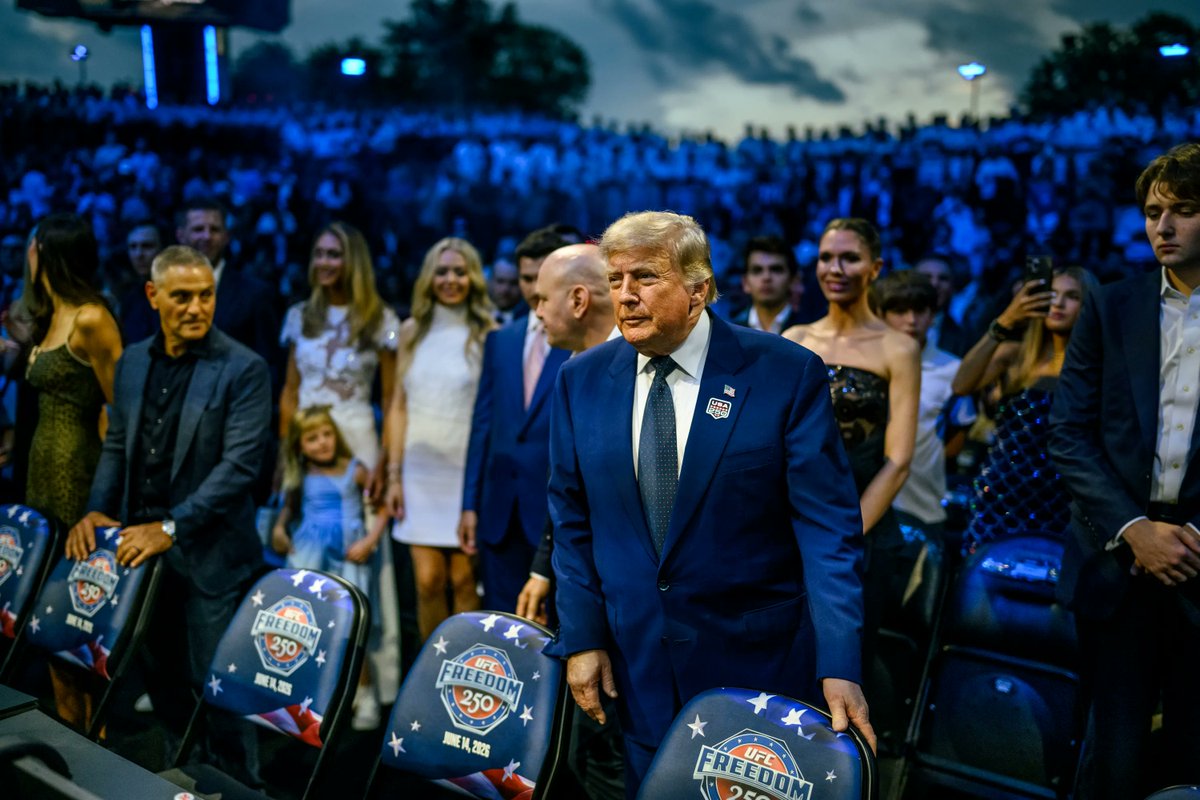 TrumpWarRoom's tweet photo. What a night @ufc 🇺🇸 https://t.co/nN5t86HvgZ