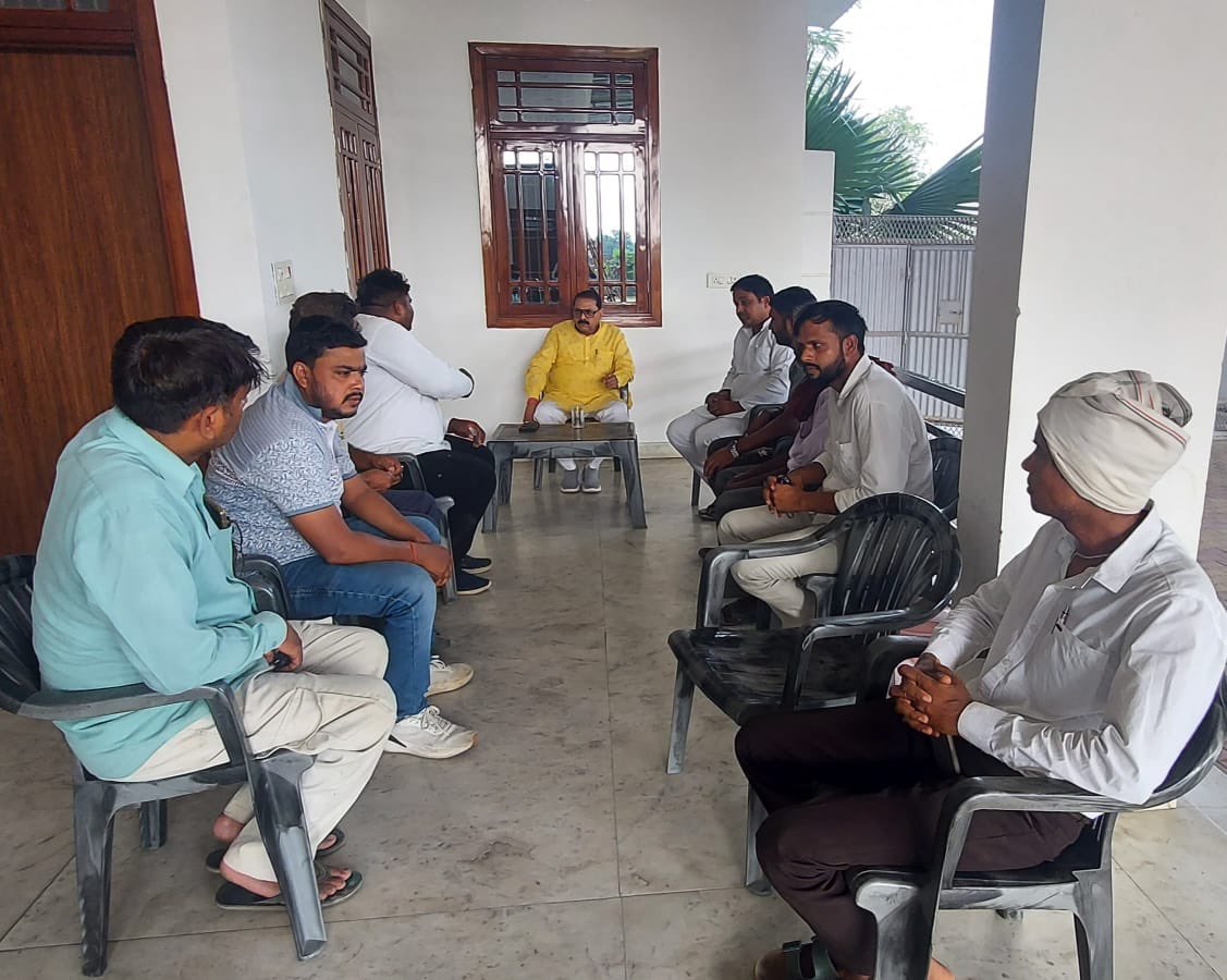 bsranabjp's tweet photo. आज महाराणा प्रताप नगर, सिकंदराराऊ स्थित अपने आवास पर आयोजित जनता दर्शन के माध्यम से सम्मानित क्षेत्रवासियों से भेंट कर उनकी समस्याओं को गंभीरतापूर्वक सुना तथा समस्याओं के त्वरित निस्तारण हेतु संबंधित अधिकारियों को निर्देशित किया । https://t.co/xdCHzpV2lz